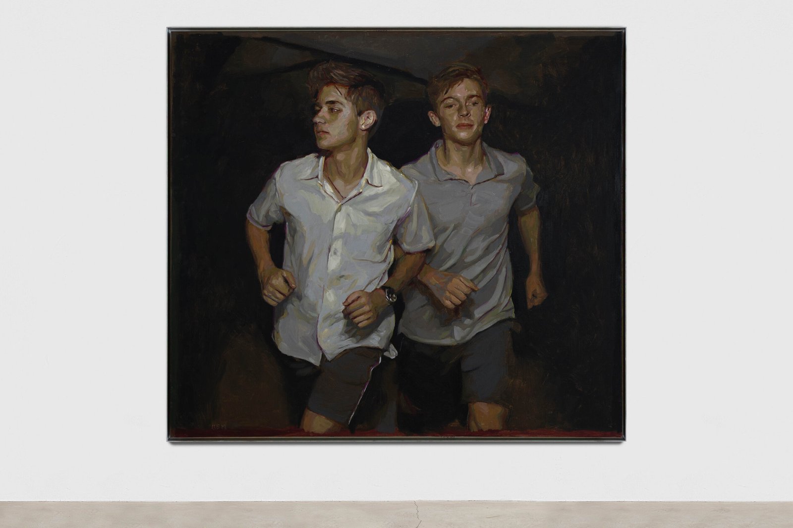 Dos chicos corriendo, garaje