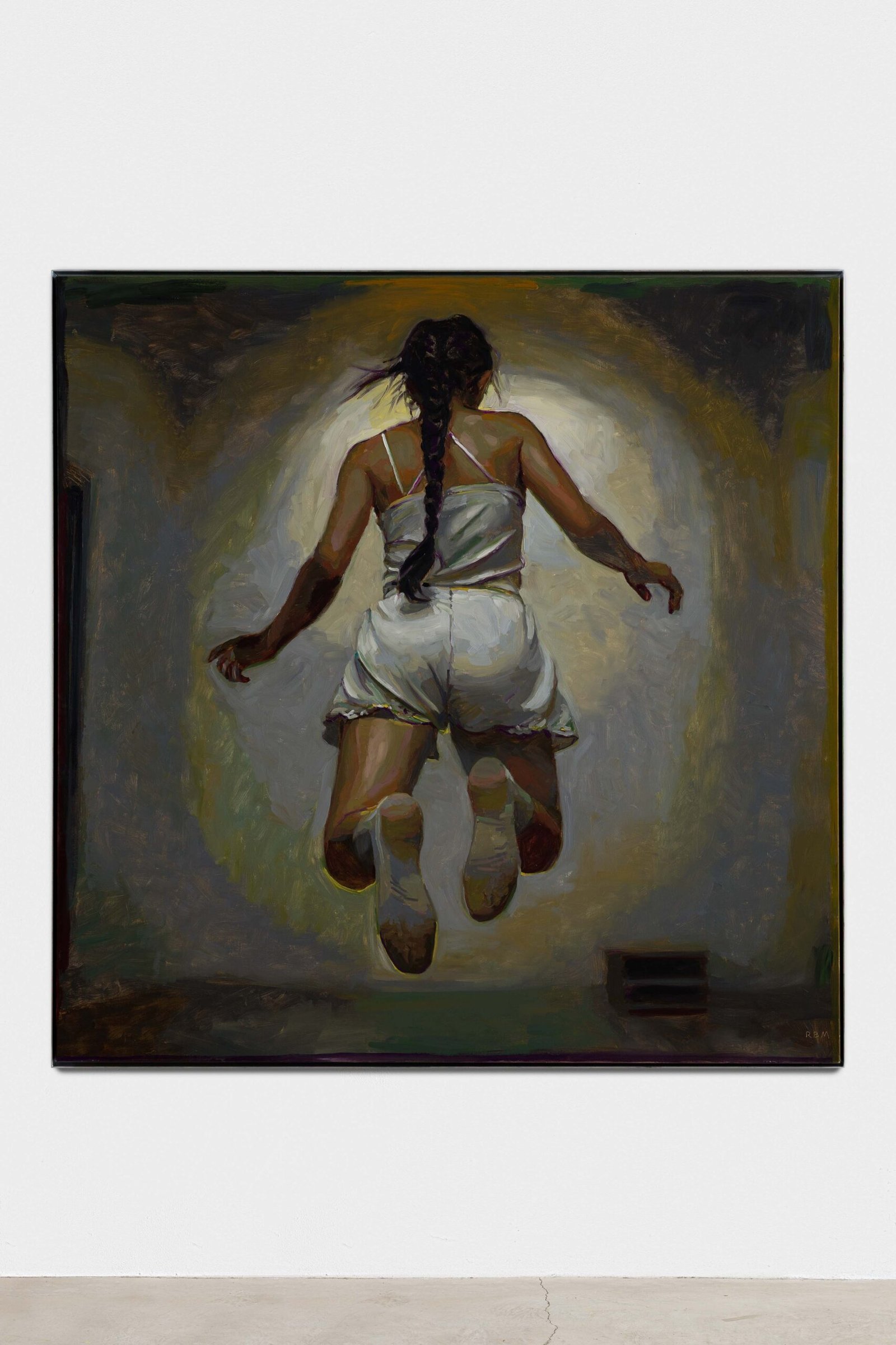 Mujer saltando, con trenza, de espaldas