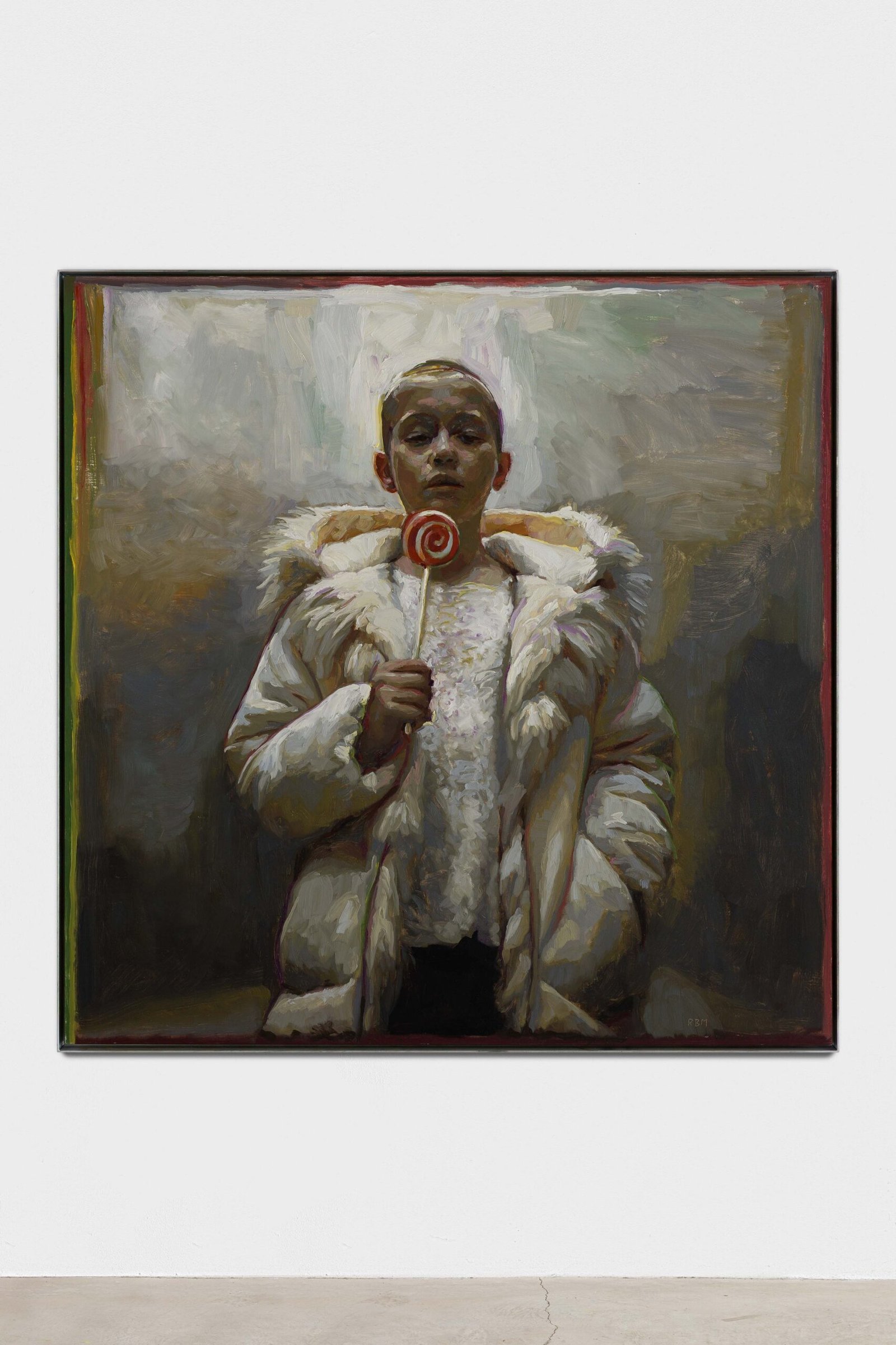 Joven con abrigo y piruleta