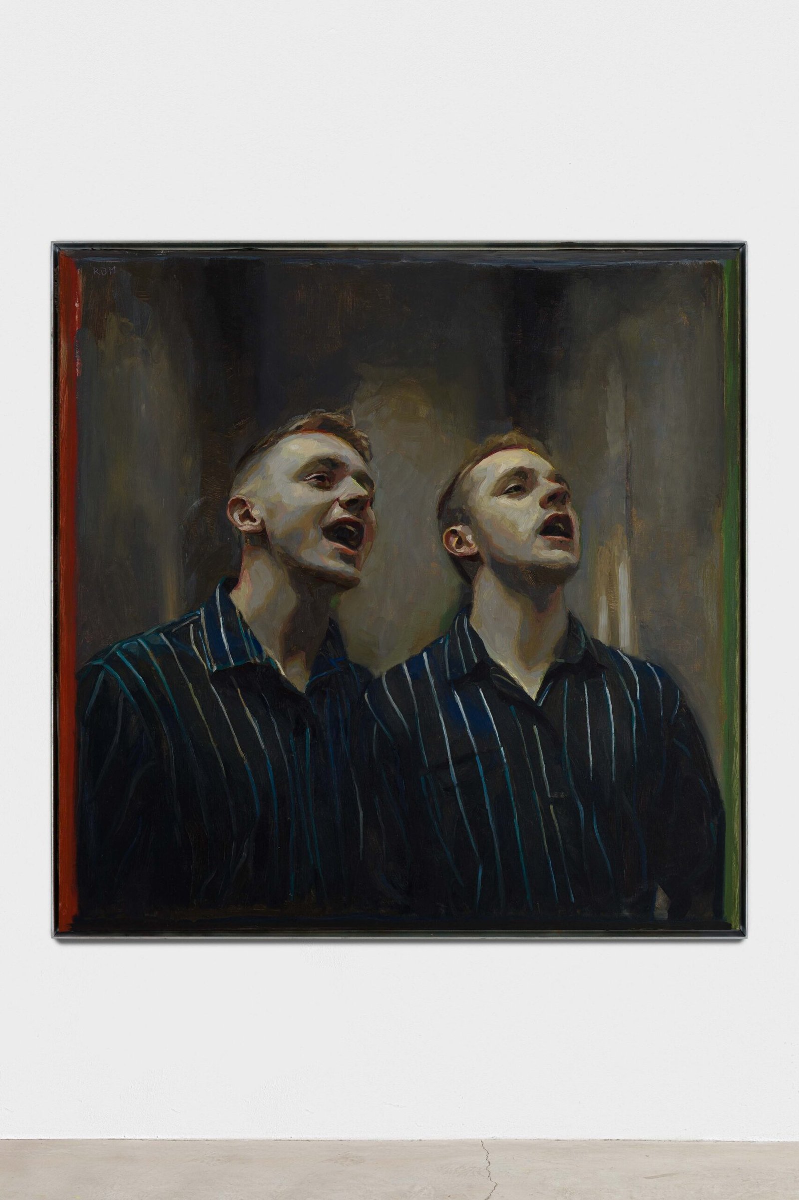 Dos hombres, cantando, camisa a rayas