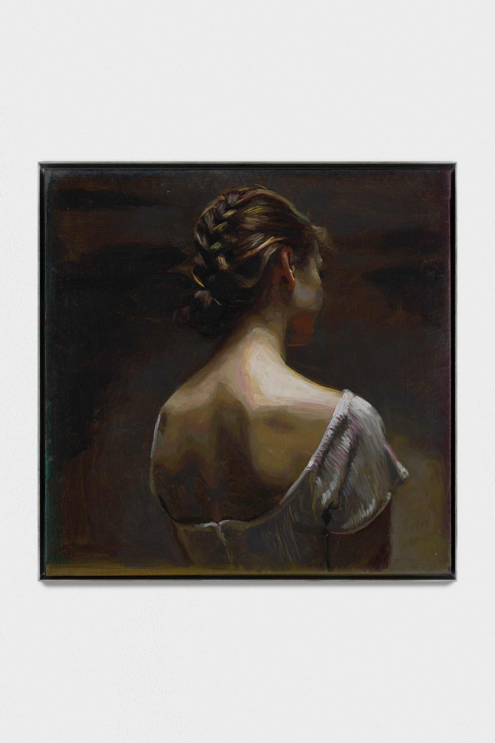 Joven de espaldas, pelo recogido con trenza