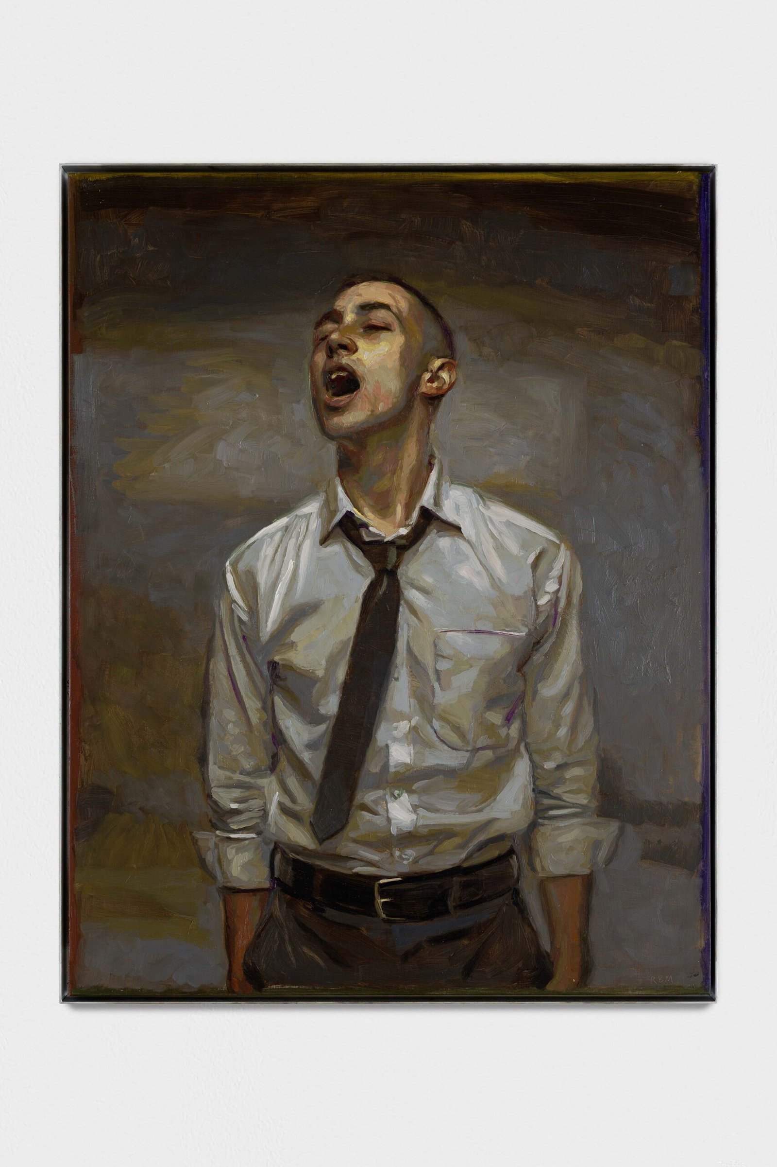 Hombre con camisa y corbata, cantando