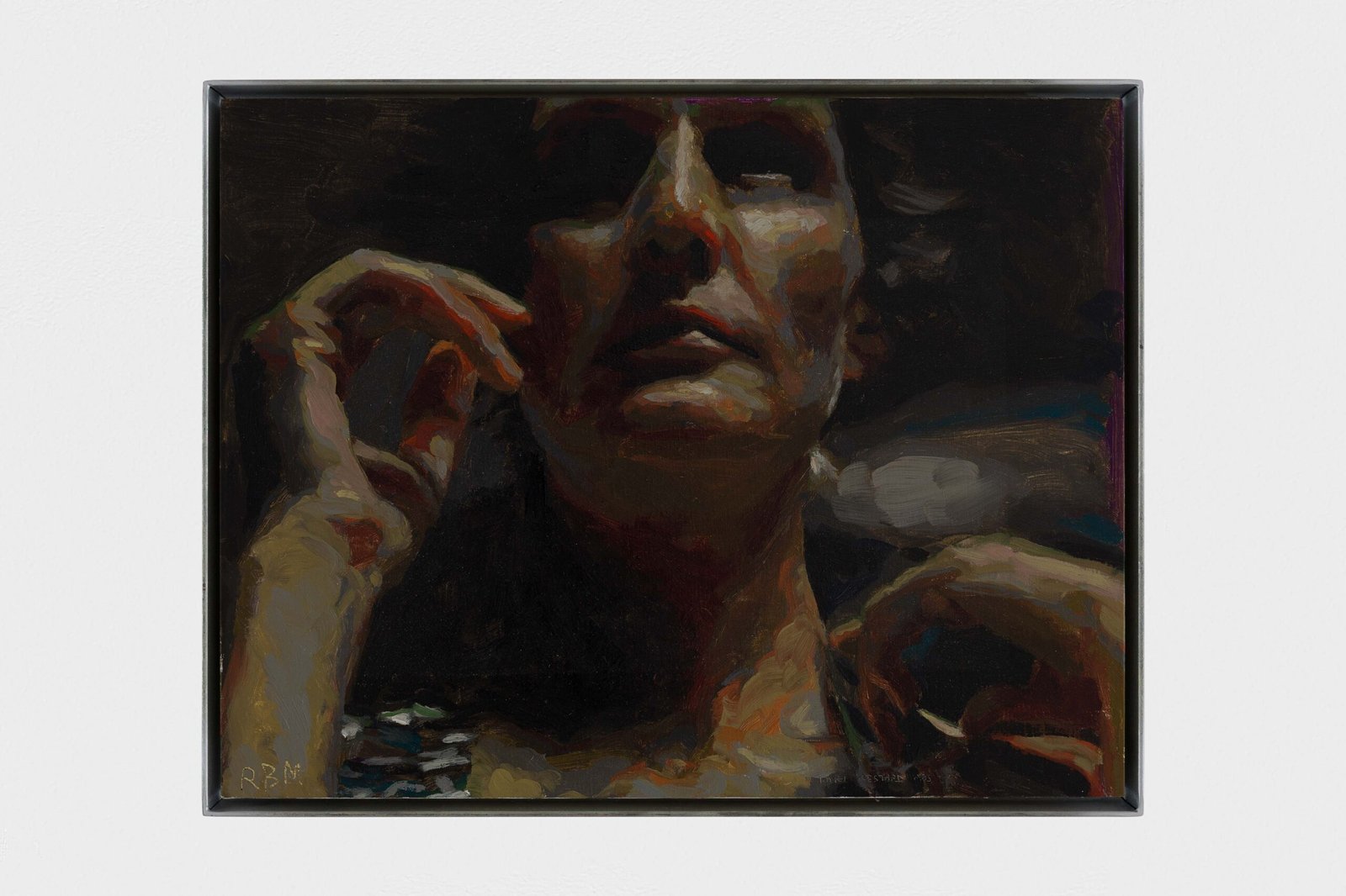 Cara, manos, luz cenital