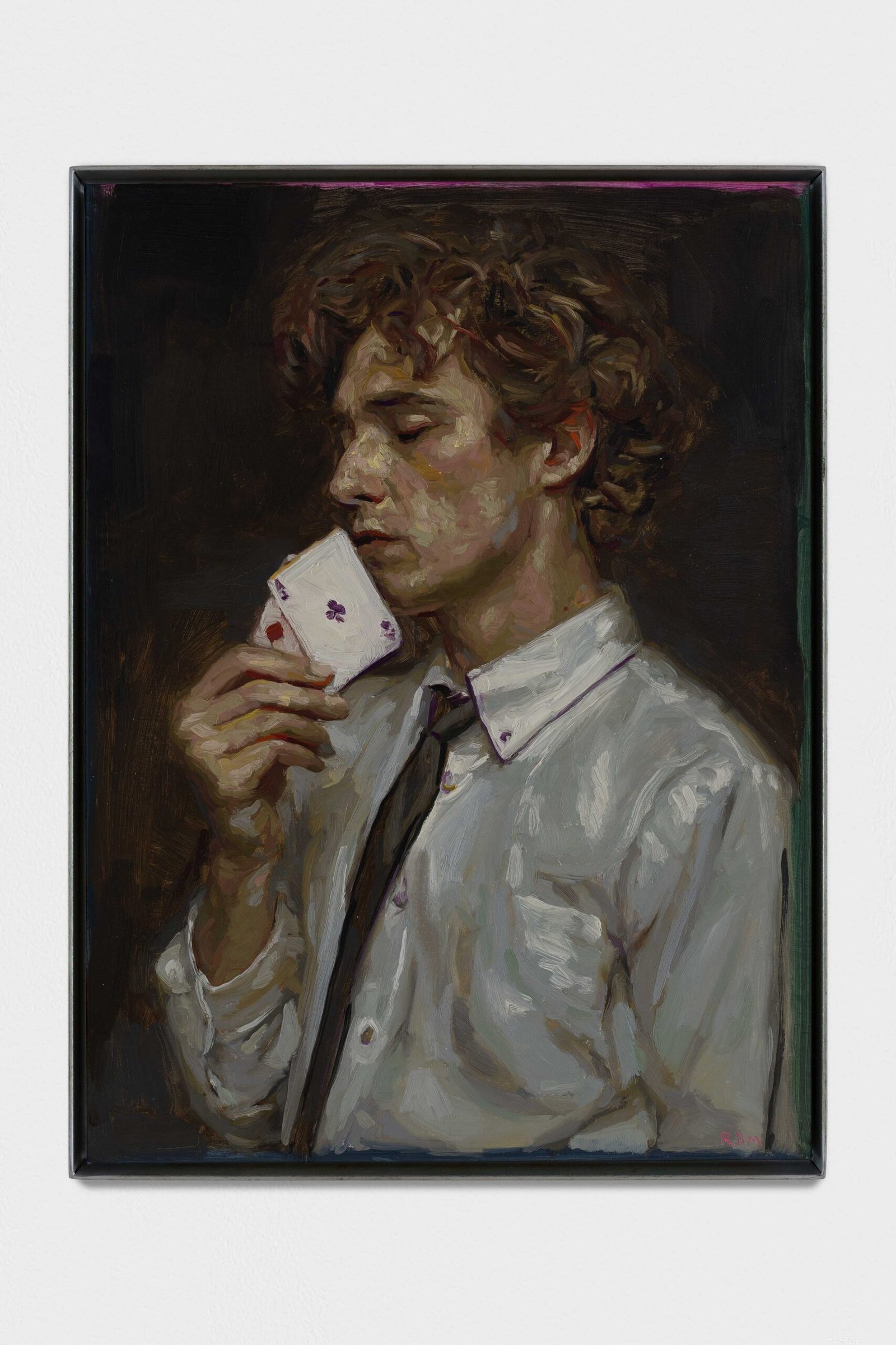 Hombre con camisa, corbata y as de trébol