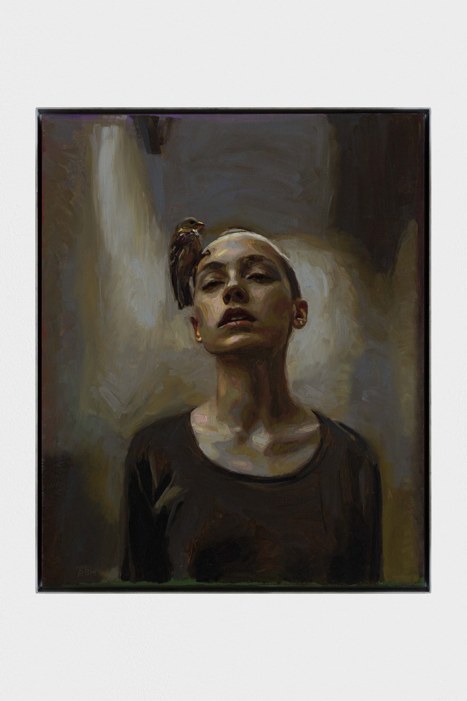 Joven rapada con pájaro en la cabeza